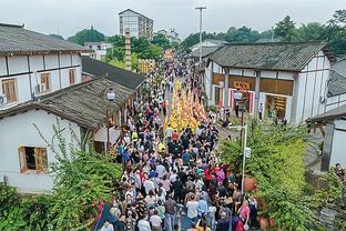 霍姆格伦：詹姆斯今天打了场精彩的比赛 他命中了一些高难度球